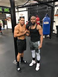 El cambio físico de fernando torres tras pasarse al boxeo el canterano del atlético ha colgado las botas pero no el deporte. Floyd Mayweather Firma A Boricua Jean Carlo Lobo Torres El Virus Del Boxeo
