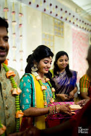 A Wedding Story Of A Nagercoil Ponnu And A Chennai Paiyan Indian Wedding Garland Indian Wedding Flowers Silk Flowers Wedding