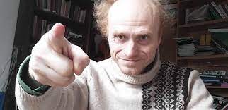 Třetí očkování bude nutné i kvůli mutacím koronaviru. He Ran Towards Me From The Car Flegr Broken Bones Seriously