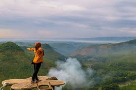 Wisata alam kalibiru yang terletak di daerah kulonprogo ini merupakan tempat wisata dengan ketinggian 450 meter di atas permukaan laut. 14 Tempat Wisata Di Yogyakarta Selain Kawasan Gunung Merapi Halaman All Kompas Com