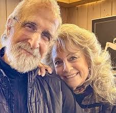 Beth Dipasquale's Instagram, Twitter & Facebook