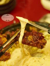 Di dekat taman safari prigen ada juga tempat makan yang menyajikan menu ayam dengan tepung kripsi atau yang dikenal dengan nama fried chicken. Ojju Korean Food Surabaya