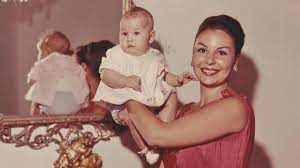 Patrizia reggiani und maurizio gucci, enkel von firmengründer guccio gucci, lernen sich 1973 heiraten sie, bekommen zwei töchter. In Guccis Namen Die Dunkle Familiengeschichte Des Luxus Konzerns Welt