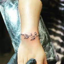 Le poignet est une des parties les plus visibles du corps humain, c'est pourquoi vous y faire tatouer en dit long sur votre personnalité. 100 Idees De Tatouages Bracelet Pour Femme Tatouez