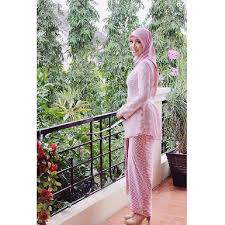 Kebaya yang dikenakan saat perpisahan sekolah misalnya wisuda maupun perpisahan sma berbeda dengan kebaya yang digunakan untuk pesta formal yang lebih mencolok. 10 Model Gaun Pesta Muslimah Modern Terbaru