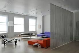 Ev ve işyerlerinde küçük alanları değerlendirmek ve daha pratik kullanım alanları oluşturmak için sıkça tercih edilen bir kapıdır. Oda Bolme Fikirleri Ile Evler Daha Kullanisli Dekorblog