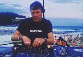 Claudio coccoluto non era solo un dj ma anche grafico, direttore artistico e imprenditore artigiano di fama internazionale, come amava definirsi. D59bb61hx2on1m