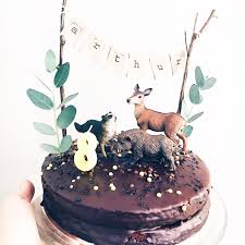 Un Gateau Tout Simple Pour Mon Petit Homme Des Bois Gateau Au Chocolat Avec Ganache Figurines Ani Gateau Ganache Chocolat Guirlande Papier Gateau Chocolat