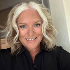 Will the Icelanders in the group post some typical dinner/drinks attire  that is worn for evening. Im focusing