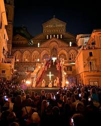 italia #amalfi Al calare del sole, il venerdì santo la città si spegne. Si  abbassano le luci, si fa largo il buio e Amalfi resta illuminata solo dal  fuoco vivo delle fiaccole