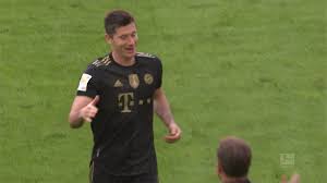 Lewandowski heeft alles. hij voetbalt goed mee, heeft ervaring, weet heel goed hoe hij moet bewegen in het strafschopgebied en is een heel goede afwerker. Robert Lewandowski Breaks Gerd Muller S 49 Year Record With 41st Bundesliga Goal Of Season Eurosport