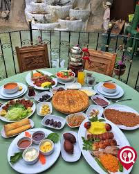 Crown Yourself Travel Eating Dinner Time Food