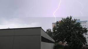 Abends ist es in langwasser wolkig und die temperaturen liegen zwischen 16 und 19 grad. 08 06 2021 Gewitter Starkregen In Nurnberg Langwasser Um 16 00 Uhr Youtube