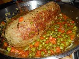 Per la ricetta del polpettone di pollo, dividete in due il petto di pollo, tagliate una parte, per il lungo, in 3 pezzi e riducete il resto a tocchi. Polpettone Dal Cuore Filante Per Sentirsi Un Po Bambini Profumo Di Sicilia