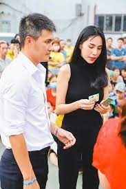Đọc báo điện tử vietnamnet, cập nhật tin nhanh việt nam và thế giới. Cong Vinh Sau 12 NÄƒm Ben Thá»§y Tien Lá»›n HÆ¡n Em Co 1 Tuá»•i NhÆ°ng Toc Em Ngay Cang Xanh Ma Toc Anh Ngay Cang Báº¡c