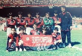 Jul 01, 2021 · newells old boys, el club rosarino en el que jugó lionel messi de niño, le envió mensajes en tono jocoso a través de las redes sociales al capitán albiceleste, que quedó libre del barcelona. Capturing The Atomic Flea Old Boys Fleas Messi