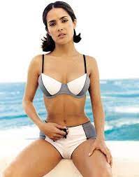 The mexican actor graced many a '90s red carpet, more often than not with a baguette purse in tow. Salma Hayek 1990s Oldschoolcool