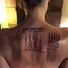 Angelina jolie's tattoos with their meanings. Angelina Jolie Lasst Sich Mit Brad Pitt Ein Partnertattoo Stechen Intouch