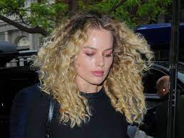 Birds of prey.many people identify the actress by her blonde locks, but it turns out that robbie's natural hair color is actually quite different. Margot Robbie Debuts Curly Hair At Tribeca Film Festival Photos Allure