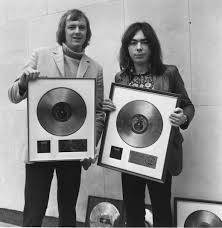 Э́ндрю ллойд уэ́ббер — английский композитор, старший сын органиста уильяма ллойда уэббера и брат виолончелиста джулиана ллойда уэббера. Tim Rice How To Get Ahead In Musicals The Spectator Australia