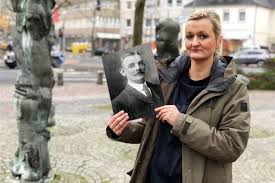 Gerade erst hatten sie sich ewige treue versprochen, da wurden sie durch die katastrophe auseinandergerissen. Die Titanic War Ihr Schicksal