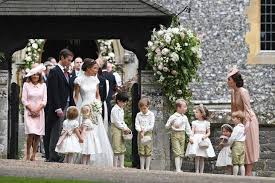 Kate trug ein schlichtes kleid von sarah burton für alexander mcqueen. Hier Ist Das Schone Kleid Kate Middleton Zur Hochzeit Ihrer Schwester Pippa