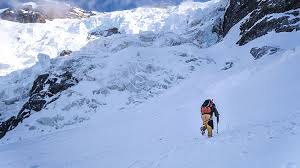 Van tres días de búsqueda y no hay noticias del chileno y otros dos montañistas, el pakistaní ali sadpara y el islandés john snorri, desaparecidos en el k2. W1t6znaaz0o56m