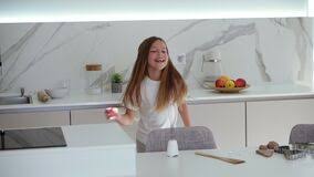 Listen to music from menina dançando. Linda E Feliz Menina Dancando Na Cozinha Moderna Se Divertindo Fazendo Movimentos Engracados De Danca Cabelo Longo Garota Sorrid Filme Video De Inocencia Femea 170939104