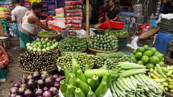 bdnews24.com | রাজধানীর কারওয়ান বাজারে সবজির ঊর্ধ্বমুখী দামে দীর্ঘশ্বাস ফেলছেন ক্রেতারা। মাছ ও মাংসের দাম আগে থেকেই বেশি থাকায় নিম্ন ও ...
