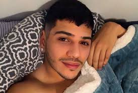 Javier Moya mostra il suo pisellone XL sotto la doccia (i video porno) -  BitchyX