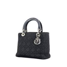 Sac Christian Dior Made In Italy Iucn Water Raffinée et féminine, cette création est entièrement brodée du motif cannage noir et rehaussée de la signature christian dior à l'avant. iucn water