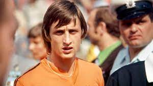 Cruyff 3 kez avrupa'da yılın futbolcusu ödülünü alan 3 futbolcudan birincisidir (marco van basten, michel platini avrupa yılın futbolcusu ödülünü 3 kez alan diğer isimlerdir), cruyff dönüşü adı verilen harekete adını veren futbolcudur. Wm Star 1974 Cruyff Fuhrt Oranje Ins Finale Dfb Deutscher Fussball Bund E V