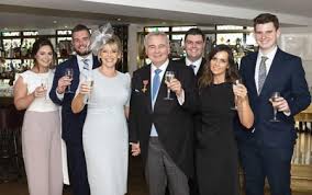 Eamonn holmes shares hilarious new photo with wife ruth langsford as they prepare to host this morning. Who Is Eamonn Holmes Wife Get Details Of His Married Life And Children Glamour Fame