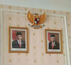 Meski pigura foto hanya terbuat cara membuat bingkai dari kardus berikutnya adalah melubangi bagian tengah sebagai tempat display fotomu. Jual Frame Bingkai Pigura Foto Presiden Dekorasi Rumah 757837649