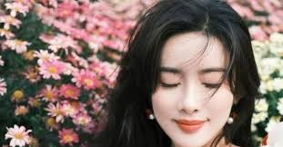 cô gái xinh đẹp này ăn mì đựng trong bồn cầu?