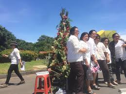 Dengan demikian, keluarga adalah tempat suci, rumah pendidikan, sekolah doa dan iman bagi tumbuh. Mereka Yang Merayakan Natal Di Depan Istana Tirto Id