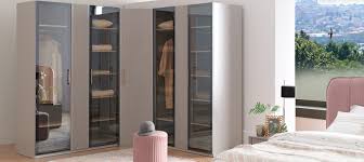 ست مبلمان astoria راحتی را همراه با جزئیات طراحی چشمگیر و ایجاد یک فضای رمانتیک با سایه های نرم در رنگ های مختلف ارائه می دهد. Astoria Bedroom Set Enza Home