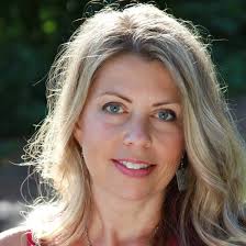 Julie Loomis's Instagram, Twitter & Facebook