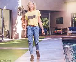 Chelsea handler was ordered into sexual harassment training by netflix after a woman complained that she had grabbed her rear end. A List Beware Chat Show Host Chelsea Handler Bites Daily Mail Online