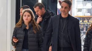 H αλήθεια για τη μαρέβα του κυριάκου. To Glyko Dwro Poy Ekane Ston Kyriako Mhtsotakh H Korh Toy Dafnh
