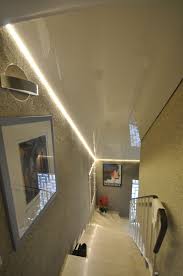 Treppenaufgang Mit Weisser Hochglanz Spanndecke Und Led Band In Der Schattenfuge Schattenfuge Fuge Treppe Hochglanz Spanndeck Spanndecken Treppenaufgang Treppe