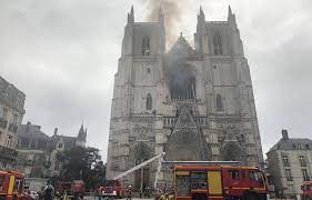 Les habitants de nantes avaient été très choqués par ces images de l'église en feu. Faits Divers Incendie En Cours A La Cathedrale Saint Pierre De Nantes