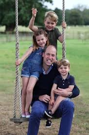Han har utbildats vid fyra skolor i storbritannien, och har en examen från st. Prins William Deelt Schattig Familiekiekje Op Verjaardag En Vaderdag Show Ad Nl