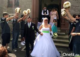 Jetzt anprobetermin bei balayi berlin vereinbaren. Hochzeit Von Sebastian Und Nastja Ernst Mannschaftskameraden Stehen Spalier Onetz