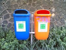 Memisahkan sampah organik dan non organik dengan mudah. Tempat Sampah Biru Dan Oranye Just Writing