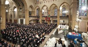 Marele duce henri a deţinut marele duce henric n 16 aprilie 1955 betzdorf districtul grevenmacher este suveranul marelui ducat de luxemburg este fiul cel mare al marelui. Marele Duce Jean De Luxemburg Condus Pe Ultimul Drum De Crema RegalitÄÈii Europene Newstandard