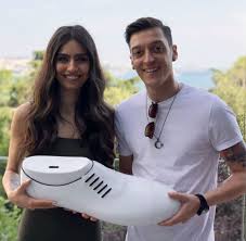 Mesut özil, fenerbahçe başkanı ali koç'un özel uçağıyla yarın akşam veya pazartesi günü i̇stanbul'a gelecek. Football Tweet Ø¹Ù„Ù‰ ØªÙˆÙŠØªØ± Mesut Ozil Might Get A Lot Of Stick But Him And His Fiancee Amine Gulse Are Covering The Cost Of Life Changing Surgeries For 1000 Kids In Need