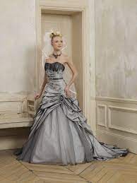 Robe De Mariee Cybelia Et Pourquoi Pas Une Robe Toute En Couleur Pour Celles Qui Souhaitent Bousculer Grey Wedding Dress Gothic Wedding Dress Wedding Dresses