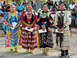 Love The Old Style Jingle Regalia On The Far Right Native American Women Jingle Dress Jingle Dress Dancer