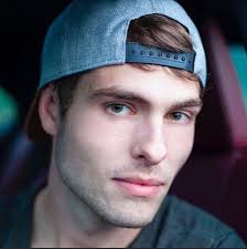 Notez le youtubeur américain Brandon Walsh : r/VindictaRateCelebs